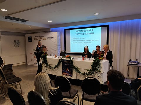Helsinki Horse Show'n Tom Gordin, Heli Lempinen Tampereen messuilta, Pirkko Herd Ypäjältä ja Mia Maukonen Hangosta julkistivat uuden kisasarjan Helsingissä.