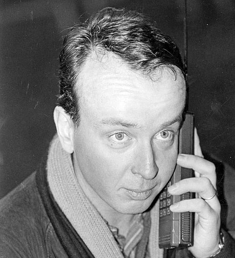 Nuori hevoskauppias silloin joskus, kun puhelimen antennit eivät helposti mahtuneet kokonaan kuvaan.