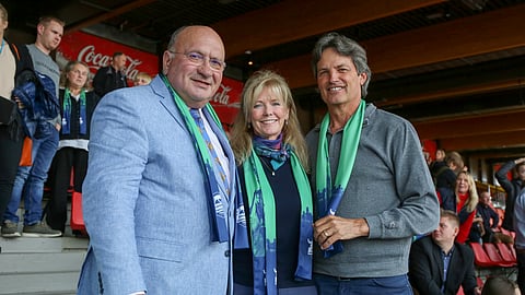 Ranskalainen Pierre Julienne (vas.) sekä Cindy ja Steve Stewart Suomen Hippoksen jalostusseminaarissa Vermossa vuonna 2019. Kuva HU arkisto: