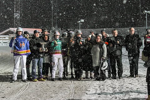 Marschall Matchin onnellisia omistajia ja taustavoimia voittajaseremonioissa.