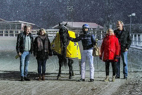 Olli-Pekka Holopainen pääsi muiden taustavoimien kanssa voittajakuviin Westcoast Skipperin kanssa.