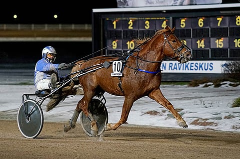 Jarmo Saarela ajoi Kinderillä jo illan kolmannen voiton.