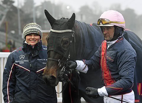 Tutut kasvot Vincennesin voittoseremonioissa Kirsi Manninen ja Jean-Michel Bazire. Tässä Noble Dollyn kanssa. Kuva  HU arkisto: