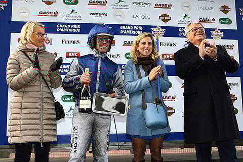 UET:n puheenjohtaja Marjaana Alaviuhkola palkitsi Romain Derieuxin. Kuva: LeTrot