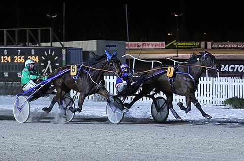 Ensimmäisen takasuoran lopussa johtoon edennyt Ricocone vastasi 10,5-vauhtisessa lopetuksessa Ice Winelle.