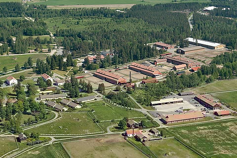 "Hevosopistolla on hienot puitteet ja mahdollisuuksia moneen", tallipäällikkö Sanna Kumpulainen vakuuttaa.