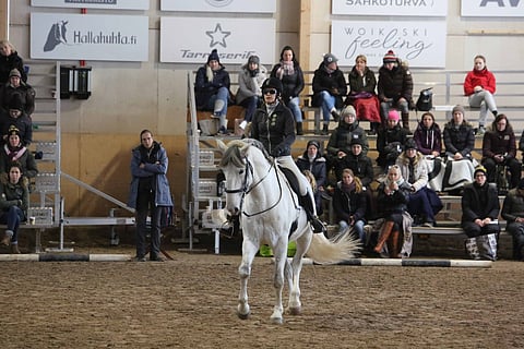Maria Fraser-Baggström ja Eca. Ja lasit, jotka pakottavat katsomaan kauas eteen.