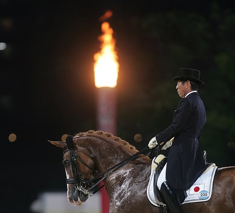 Japanilainen 78-vuotias monet olympialaiset jo käynyt kouluratsastaja HIroshi Hoketsu on siinä tilanteessa, että maapaikka on, mutta omat tulokset eivät vielä riitä. Niiden hankkimiseksi tuli tänään tehdyllä päätöksellä lisää aikaa. Olympiatuli puolestaan kerkesi jo saapua Japaniin ja jää kuulemma odottamaan sinne ensi vuotta.