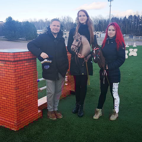 Vermon Heikki Häyhä ja keppihevosharrastajien edustajat Vilma Virtanen ja Alisa Aarniomäki uskovat yhteistyön rakentavaan voimaan. Kuva: Vermo