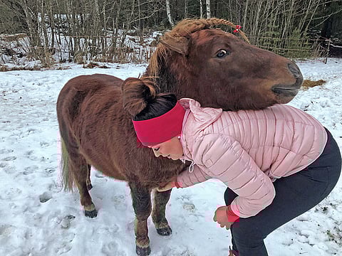Kolmivuotiaaksi kääntynyt Jalo Herman ja Viivi Mattinen leikkivät kotitarhassa. Jalo Hermannia saadaan kohta ihastella radalla.