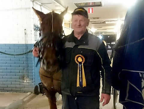 "Olen tässä vähän turhan polleana Vermon voitosta ja hevonen jää taka-alalle", Pekka Saari nauraa Sörkän Jokerin kanssa otetusta valokuvasta.