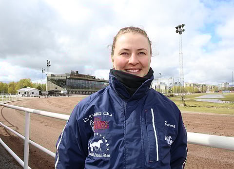 Emma Väre valmentaa Cameron Wakea.