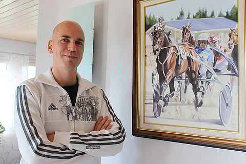 Jari Haanniemi on käynyt Elitloppet-raveissa vuodesta 90-luvun alusta saakka. Tänä vuonna koronavirus tyhjensi lehterit ja Haanniemi nähdään Ylen studiossa puhumassa raviurheilusta myös uusille katsojille. Kuva: Hanna Viskari