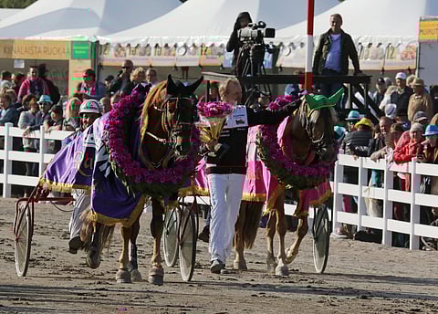Kuninkuusravit on vetänyt perinteisesti pilvin pimein yleisöä, kuten viime vuonna Jokimaalla, mutta toimisi monen mielestä pakon edessä vain televisioitunakin. Kyva: AL