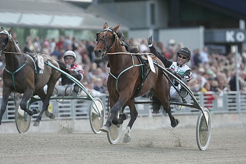 Millstone's Eager ja Mika Forss juhlivat vuoden 2008 Harper Hanovers loppin voittoa, Örjan Kihlström tyytyy toteamaan tilanteen kolmanneksi kirivän Triton Sundin rattailla.  