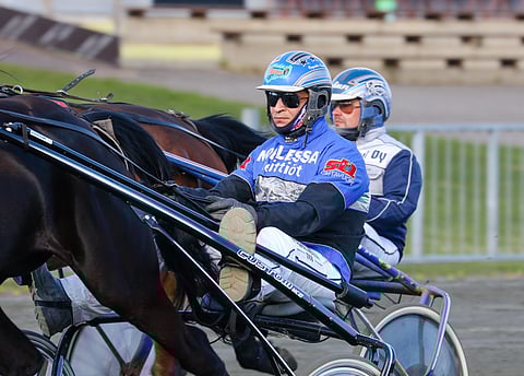 Henri Bollström ajaa kierroksen suurin suosikkia Vilikin Varmaa.