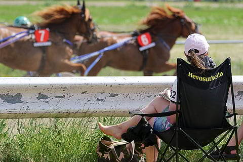 Kirjoittajan mukaan vanhat päätökset tekivät yleisön tarpeettomiksi radoille.