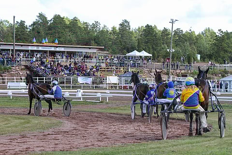 Maarianhaminan punaisella hiekalla ajetaan lauantaina kilpaa ensi kertaa tänä vuonna.