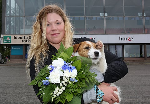 Maiju Petriläisellä on huikea kokemus huipputallien huippuhevosista, ja nyt hän soveltaa sitä omaan Roselandiinsa. Kuvassa myös Lili-koira.