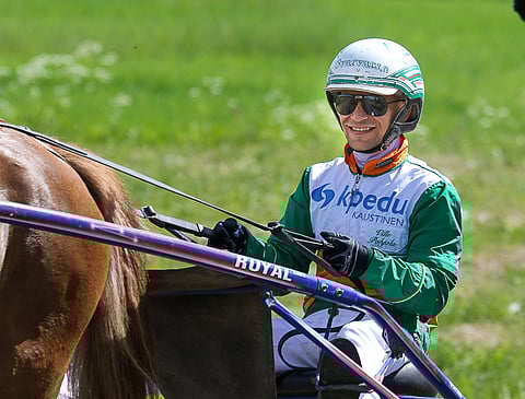 Ville Pohjola ohjastaa Hevosurheilun varmaa Cankus XPortia.