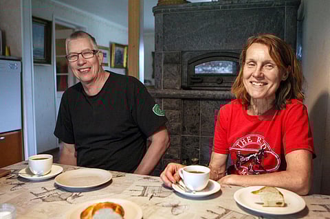 Kari ja Seija Korte ovat tehneet kunniakkaan 20-vuotiasen uran oriaseman ruorissa. Jos tila menee kaupaksi, pariskunta lupaa uudelle yrittäjälle hyvän taustatuen. Kuva: Totofoto