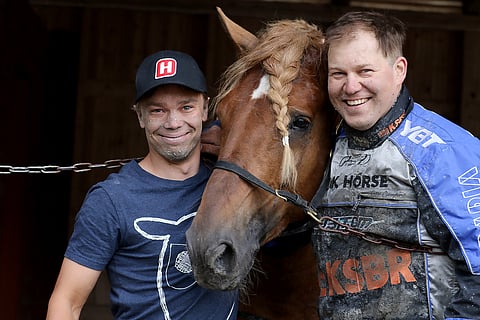 Viidesti Jyväskylässä voittanut ja yhtä vailla kaikki Toto5-kohteet vienyt Santtu Raitala, Huisi Hemmo sekä Antti Ojanperä, jonka talliin napsahti kaksi täysosumaa. Arkistokuva: Anu Leppänen.