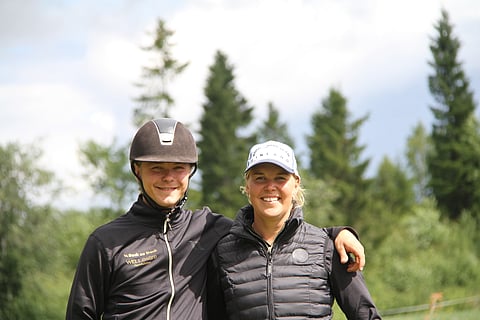 Elmo Jankari ei saanut satulasta suistumisen takia tulosta Jardyn neljässä tähdessä, Sanna Siltakorpi oli tyytyväinen maasto-osuuteen, koulu ja rataesteet vaativat työtä.