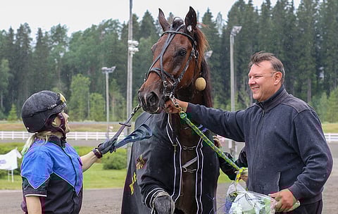 Heidi Kuossari ja Dimitri Palmroos juhlivat Social Networkin Jokimaan Monté Tähden voittoa reilu viikko sitten Jokimaalla.