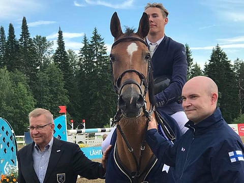 Iscara del Maset oli menollaan Savonlinnan GP-osakilpailussa. Tuomariston puheenjohtaja Matti Karkkolainen ja SRL:n toiminnanjohtaja-kuuluttaja Jukka Koivisto onnittelevat.