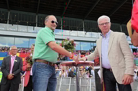 Jim Frick seremonioissa Elitloppetissa. Hän ojensi voittokukat vuoden 2014 Jim Fricks lähdön voittajan Neslands Loken omistajalle Trond Helge Strandskogenille. Kuva: Jarno Unkuri
