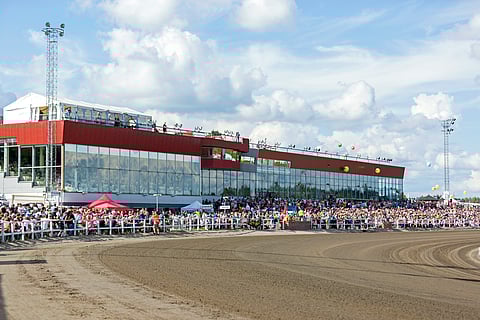 Turun Metsämäen ravintolakatsomossa Seinäjoen kuninkuusraveja voi seurata screeniltä ja televisioista. Arkistokuva Turun kuninkuusraveista: Ada Pykäläniemi.