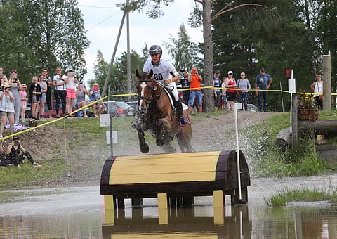 Sanna Siltakorpi ja Bofey Bridge esteellä  Suomessa.