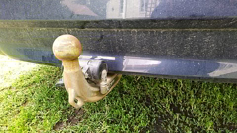 Käännettävä kiinteä vetokoukku, ei onnettomuusautosta.