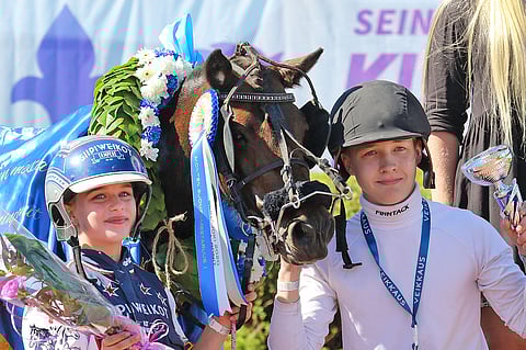 Euforia seppelöitiin ansaitusti Suomen mestariksi. Ilona Rekilä kiritti 8-vuotiaan tamman vakuuttavaan voittoon. Tuukka Varis totesi tamman tarvitsevan napakan kuskin. Kuva: Anu Leppänen