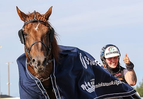 Jutta Ihalainen pääsi Evartilla kunniakierrokselle avausmatkan suvereenin voiton jälkeen.