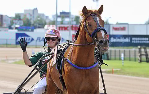 Hannu Torvisen kelpasi istua Kinderin kyydissä myös Jyväskylän voittostartin jälkeen. Tässä kuvassa Kinderi voitettuaan Pikkuprinssin vuonna 2020.