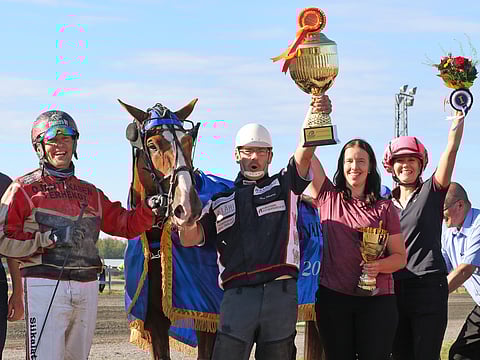 Tuomas Pakkanen ja Roni Waarna perheensä kanssa juhlivat Pertturin suurvoittoa.