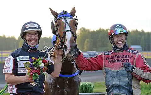 Roni Waarna ja Tuomas Pakkanen ottivat yllätysvoitosta ilon irti.