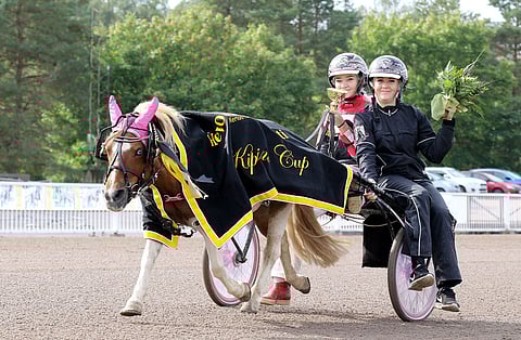 Perinteikkään Hevosurheilun KipinäCupin voittaja Hietarannan Julia teki taustajoukkonsa tyytyväisiksi. Kärryillä Fiia ja Neea Espo. Kuva: Anu Leppänen