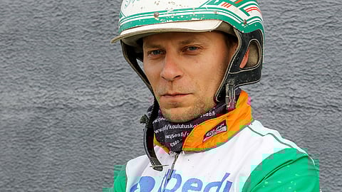 Ville Pohjola luotsaa kilvanajamisen ohessa Kaustisen seudun raviseuraa.