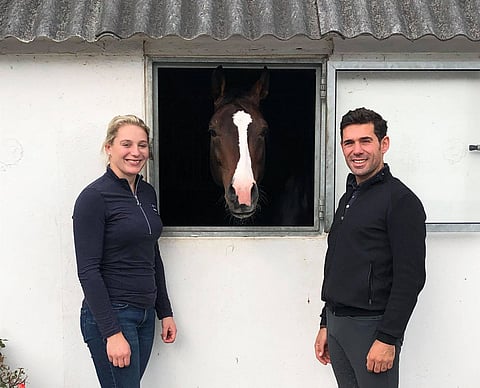 Severo Lopez, Frisco ja Severon avovaimo Annika Damrau jonka kanssa Severo pitää tallia Tanskan pohjoisjyllandissa Dronninglundin lähellä.