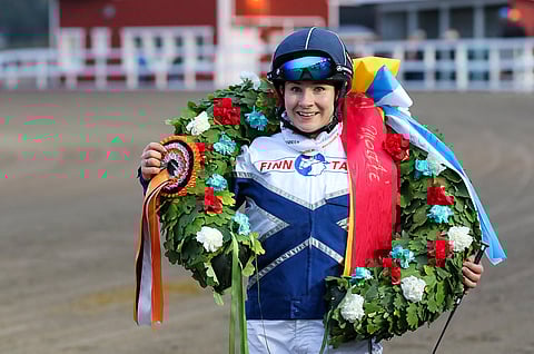 Nelly-Janiika Korpikosken harteille ripustettiin Turun raviviikonlopun ensimmäinen PM-seppele. Kuva: Anu Leppänen.