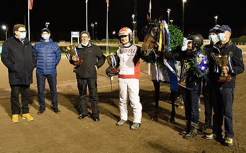 Next Direction taustavoimineen seremonioissa. Kausi oli sille hieno; yhdeksän starttia tuottivat lähes 160 000 euron tienestit. Ennätys parantui lukemiin 08,9aly.