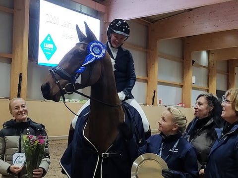 Sofia SCF ja Lotta-Katariina Lehtonen. Onnittelemassa tuomarit Maria Colliander ja Anne-Mari Pekonen, Stella Hagelstam ja jalostusjohtaja Minna Mäenpää Suomen Hippoksesta.