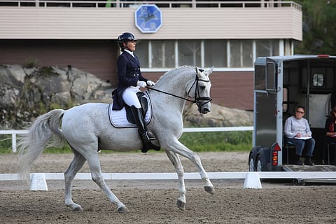 Leena Turpeinen ja hänen hevosensa Ramses Helsingin Laakson kentällä. 
