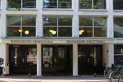 Ruskeasuon maneesi sijaitsee kaupungin liikuntahallin toisessa päädyssä.