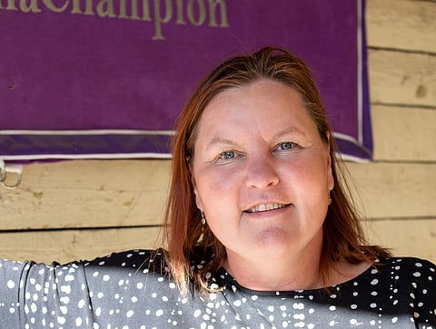 Hevosiin on sijoitettu, Susanna Packalén hymyilee. Kuva: Anu Leppänen