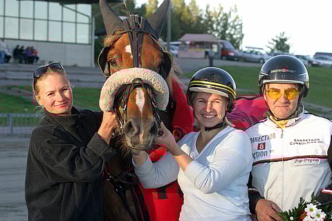 B. Turolii yhdessä taustajoukkojensa kanssa. Reijo Borgström kuvan oikeassa reunassa ja hevosen molemmin puolin hänen tyttärensä Jaana Sandström (vasemmalla) ja Heli Borgström (oikealla).