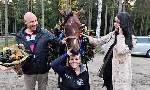 Oskari Mäenpää, hoitaja Tessa Länsimäki ja omistaja-kasvattaja Petra Huhti Sahara Jaeburnin kriterium-voiton tunnelmissa.