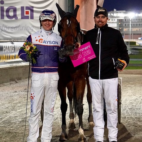 Kenneth Haugstad, Heavy Sound, Daniel Redén ja kutsu Elitloppetiin. Kuva: Solvalla Facebook